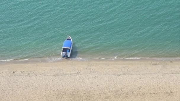 Small Boat Anchored Sea Sandy Tropical Beach High Angle View — Vídeo de Stock