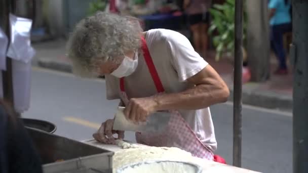 Man Preparing Street Food Fried Dough Street Stall Silom Bangkok — Vídeo de Stock