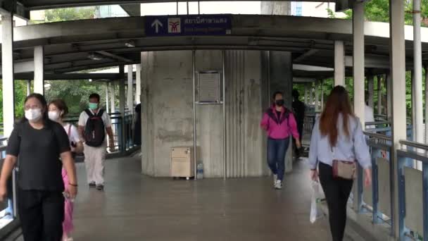 People Walking Overhead Bridge Walkway Saladaeng Skytrain Station Bangkok — Stock video