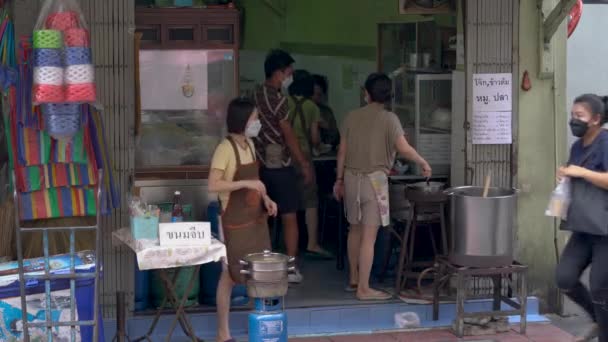 Small Restaurant Silom Road People Cooking Selling Food Bangkok — Vídeo de Stock