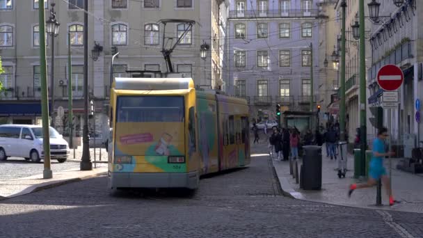 Modern Yellow Tram Streets Lisbon Efficient Environmental Friendly Public Transport — Stockvideo