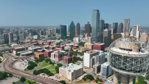 Reunion Tower Aerial Reveal Dallas Texas Skyline Hazy Hot Summer — ストック動画