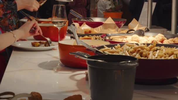 Люди Отримують Свою Їжу Від Шведського Столу Декількома Гарячими Холодними — стокове відео
