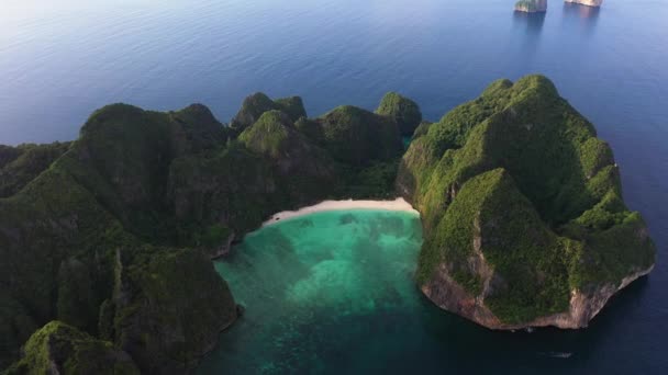 Aerial View Iconic Tropical Turquoise Water Maya Bay Surrounded Limestone — Videoclip de stoc