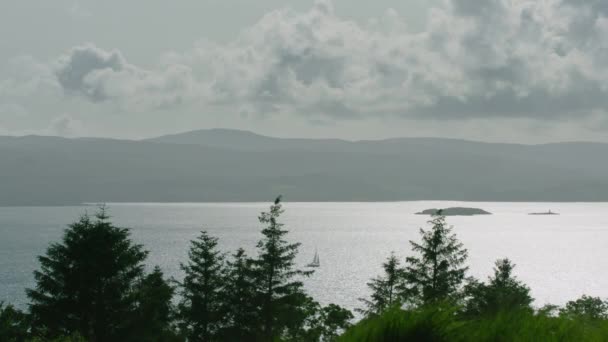 Скотландія Вид Вітрильник Затоці Малл Західному Узбережжі Скотленда — стокове відео