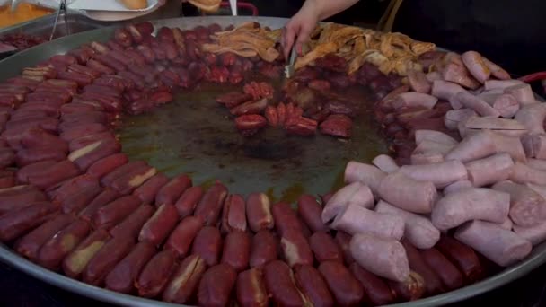 Hand Flipping Chorizo Sausages Huge Street Vendor Frying Pan Closeup — Vídeos de Stock