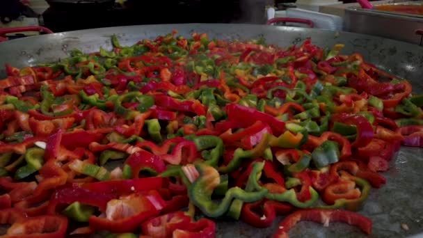 Red Green Sliced Peppers Huge Street Vendor Frying Pan Closeup — Stockvideo