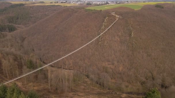 Long Suspension Bridge Hanging Deep Brown Canyon Overcast Winter Day — Stockvideo