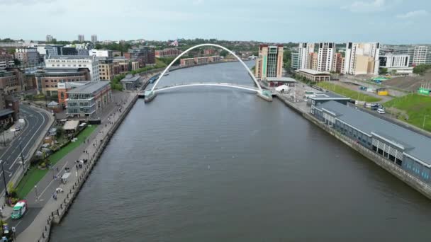 Newcastle Tyne Camera Drone Pushes Forward Millenium Bridge — Stockvideo