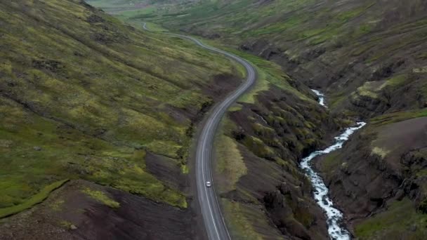 Автомобиль Едет Извилистой Дороге Горах Исландии Беспилотником Видео Следующее — стоковое видео