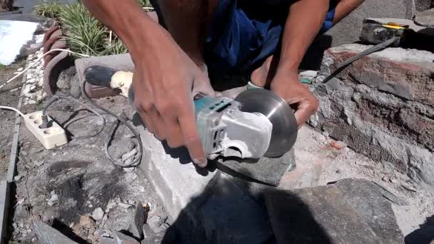 Close Hand Man Worker Cutting Hard Nature Rock Build House — Stockvideo
