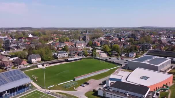 Letecký Pohled Vesnici Kostel Fotbalové Hřiště Bazén Merelbeke — Stock video
