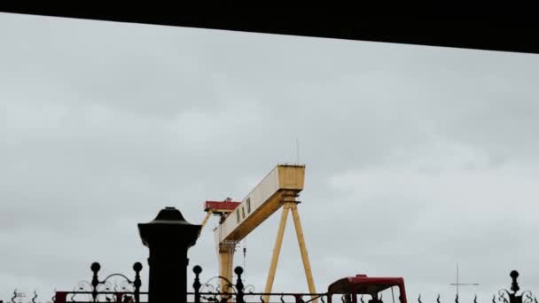 Widok Słynnego Żurawia Harland Wolff Pochmurny Dzień — Wideo stockowe