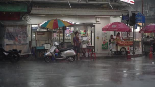 唐人街的食品店 曼谷的季风暴雨 夜市场景 — 图库视频影像