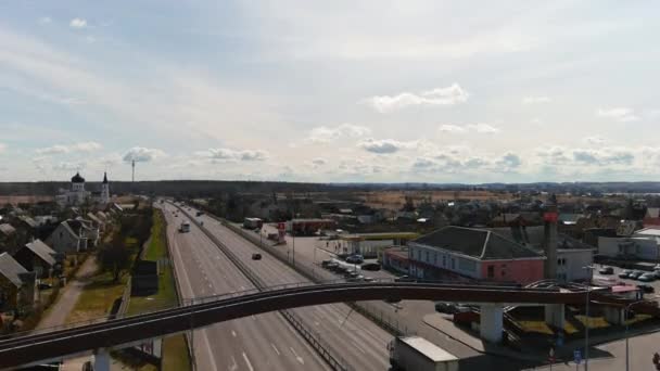 Vue Aérienne Circulation Sur Autoroute Lituanienne Passant Banlieue Vievis Jour — Video