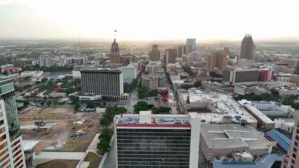 Marriott Hotel Downtown San Antonio Aerial Pullback Reveal — 图库视频影像