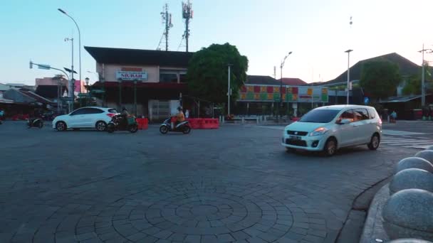 Ranní Pohled Provoz Křižovatce Tugu Jogja Ukazuje Rutinní Aktivitu Městě — Stock video