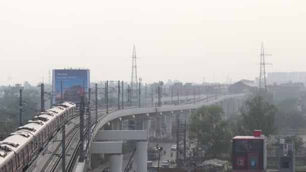 Aerial View Moving Delhi Metro Reaching Metro Station Ghaziabad — Stok video