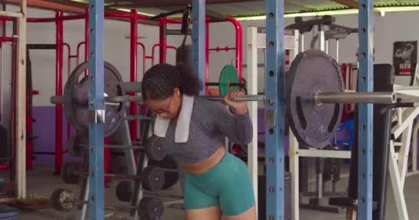 Young Female Body Builder Preparing Squat Using Weights Gym — Stok video