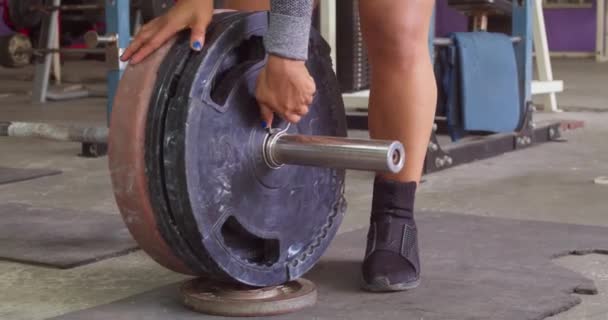 Female Weight Lifter Taking Weights Her Lifting Bar Gym — Vídeo de Stock