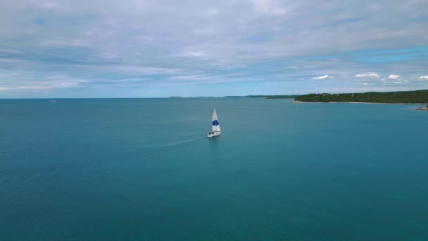 Imbarcazione Vela Istria Croazia Nave Con Una Vela Nel Limpido — Video Stock