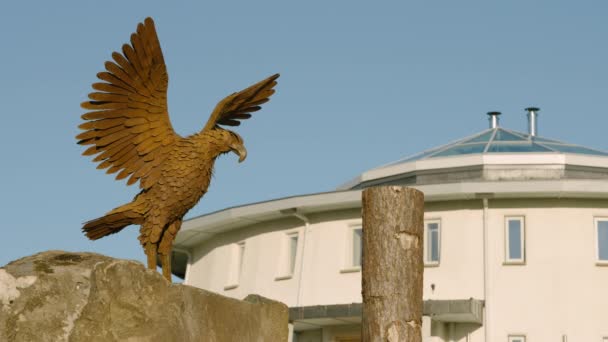 Powerful Rusty Steel Sculpture Eagle Sits Home Scotland — стокове відео