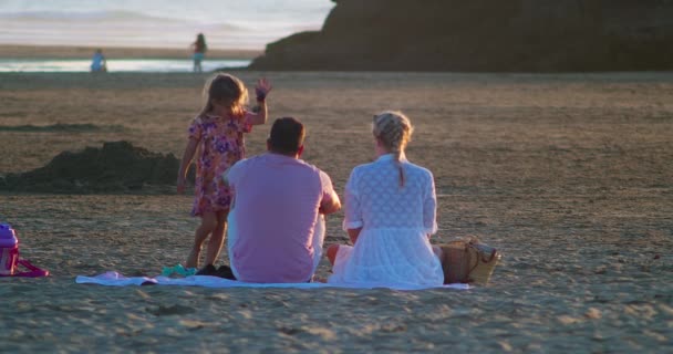 Glödande Solnedgång Ljus Lyser Föräldrar Satt Perranporth Beach Sand Och — Stockvideo