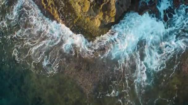 Passage Rocky Range Turbulent Azure Sea — Stok video