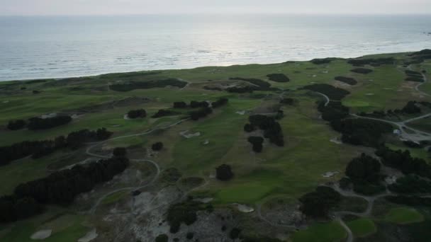 Golf Course Fairways Links Coastal Bandon Dunes Oregon Aerial Tilt — Stockvideo
