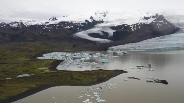 Ледник Исландии Голубым Льдом Воде Беспилотным Видео Движущимся Вперед — стоковое видео