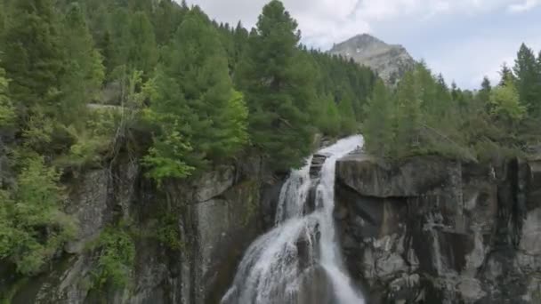 Дрони Показують Падіння Води Кам Янистого Водоспаду Горах Доломітів Нахиляються — стокове відео