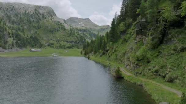 Drone Shot Cyclist Riding Lake Shore Greened Dolomites Summer — Αρχείο Βίντεο