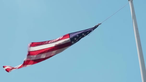 Handheld Shot Flag Pole Hanging One String Windy Day Clear — Vídeo de stock