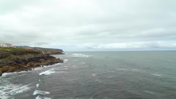 Vista Panorámica Del Océano Atlántico Norte Día Nublado Primavera Portugal — Vídeo de stock