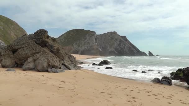 Frío Océano Atlántico Olas Estrella Playa Cerca Montaña Gruta Adraga — Vídeos de Stock