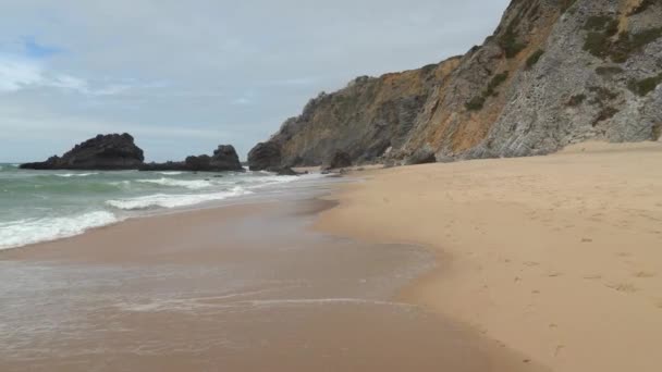 Waves Crash Sandy Beach Gruta Adraga Portugal — ストック動画
