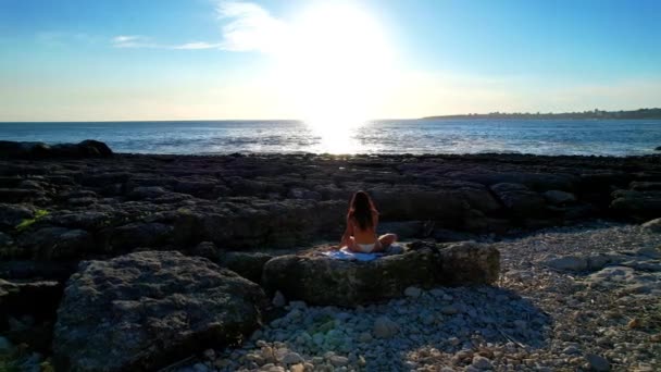 Circling Pretty Brunette Sitting Rocks Relaxing Enjoy Sun Shinning Sea — стоковое видео