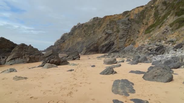 Великолепный Вид Песчаный Пляж Gruta Adraga — стоковое видео