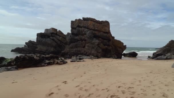 Piedras Negras Afiladas Playa Cerca Cordillera Gruta Adraga — Vídeos de Stock