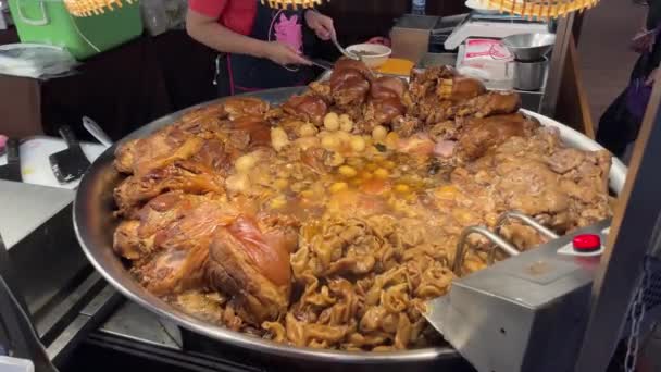 Domuz Güvecinin Farklı Kısımlarını Pişirmek Geleneksel Tayland Yemeği Büyük Kap — Stok video