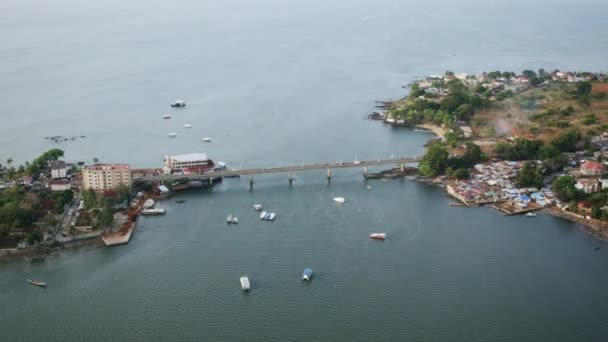 Luchthyperlapse Van Aberdeen Bridge Freetown Sierra Leone Met Rondrijdende Boten — Stockvideo