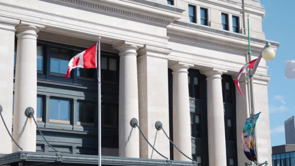 カナダのオタワで晴れた夏の日にカナダの国旗を掲揚するカナダの上院議員 4Kスローモーション — ストック動画