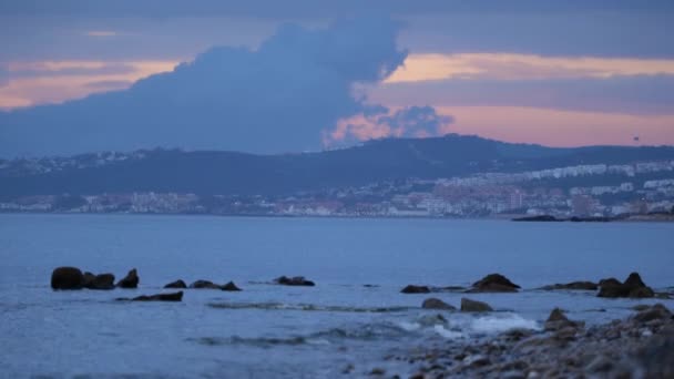 Природа Пейзажний Вид Красивий Пляж Море Маленькими Хвилями Горами Задньому — стокове відео