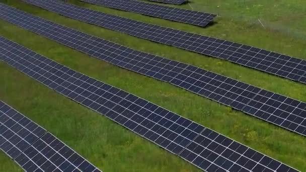 Flying Low Solar Panels Array Green Field Land Alternative Ecological — стокове відео