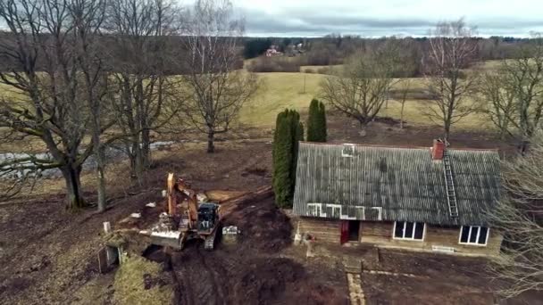 Excavator Tractor Trailer Clearing Surroundings Old House Aerial Pullback — Vídeo de Stock