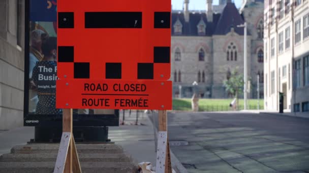 Дорожный Знак Центре Оттавы Фоне Парламента Канады Солнечный Летний День — стоковое видео