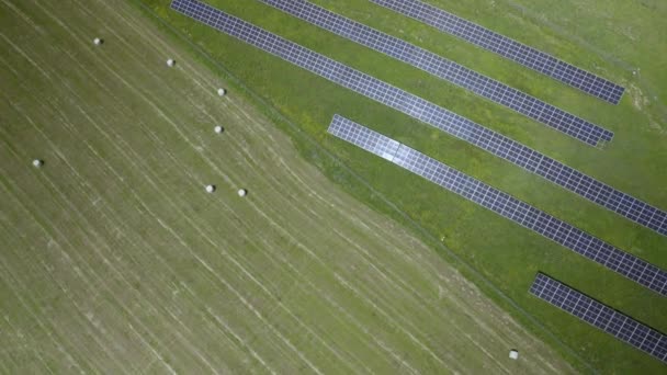 Solar Panels Інсталяція Array Mounted Green Field Land New Source — стокове відео