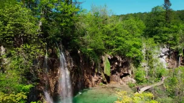 Vista Aérea Cascada Parque Nacional Los Lagos Plitvice Croacia Soleado — Vídeo de stock