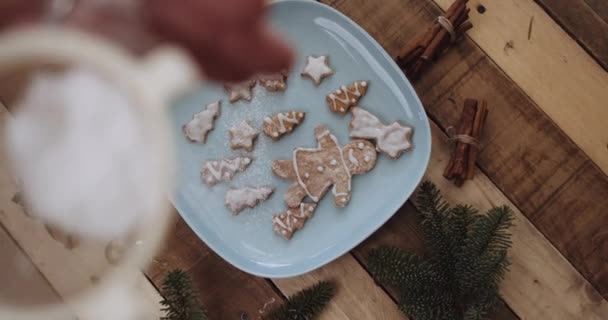Baker Espolvorear Azúcar Polvo Galletas Jengibre Recién Horneadas Durante Navidad — Vídeos de Stock