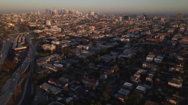 Воздушный Толчок Кадре Горизонта Города Лос Анджелес Домов Шоссе Время — стоковое видео